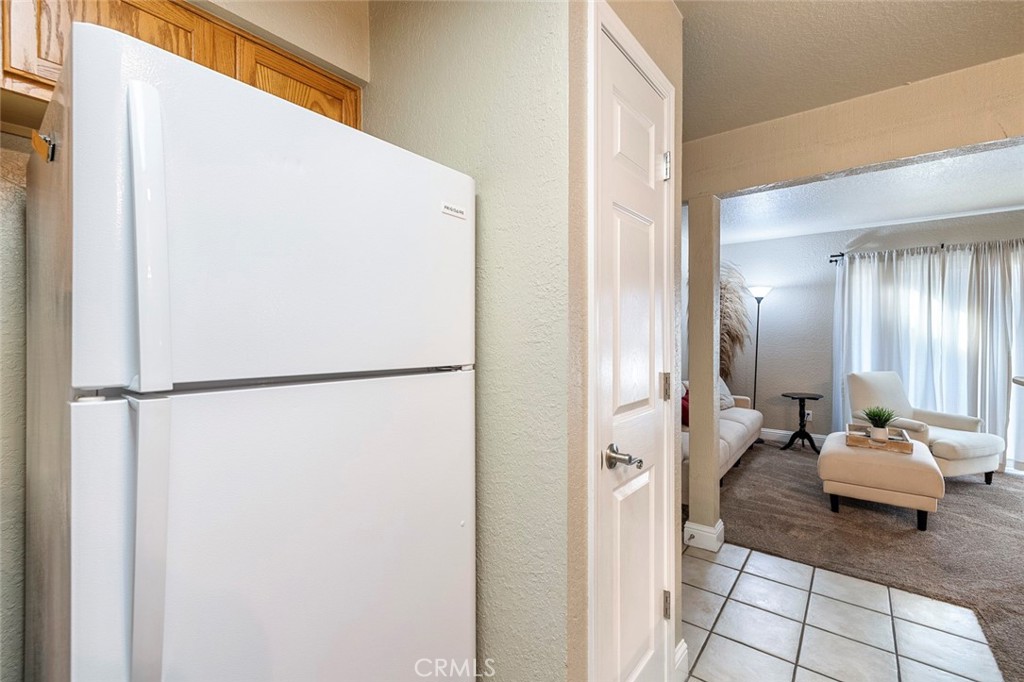 2881 Huntington Boulevard, Unit 137 Fresno, CA 93721 - Photo 10 of 30 a living room with furniture