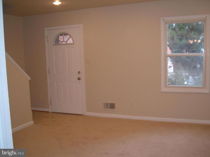 9262 Taney Road Manassas, VA 20110 - Photo 3 of 10 Living Room