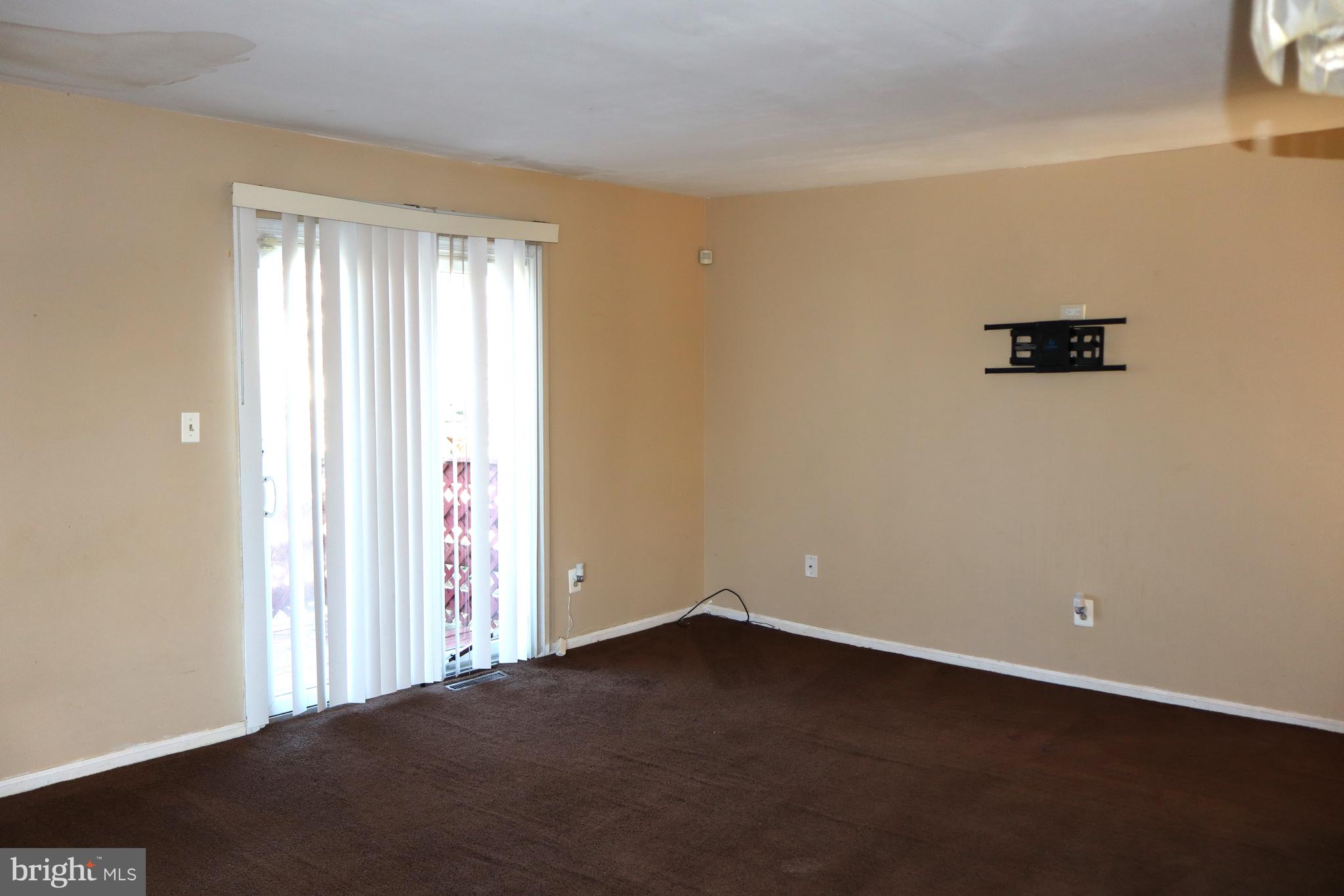 1153 Old Forge Road New Castle, DE 19720 - Photo 3 of 15 Living Room