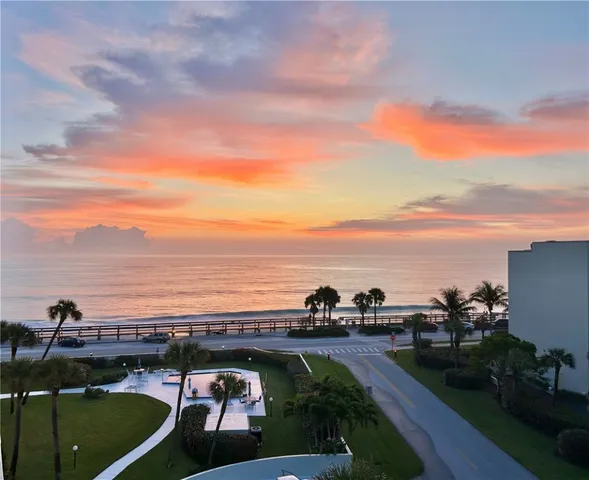 $575,000 | 4049 Ocean Drive, Unit 501, Vero Beach, FL 32963