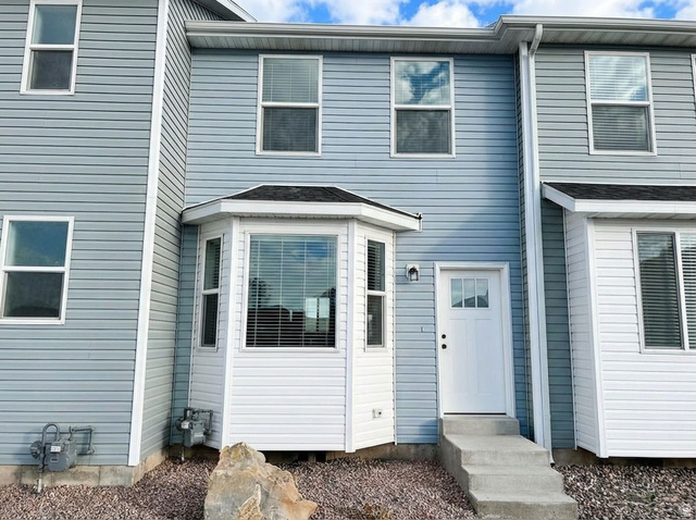 526 West 2000 South Vernal, UT 84078 - Photo 2 of 19 Mid-Row townhome