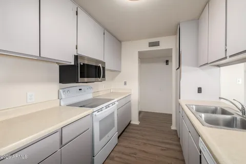 $879,000 | 17859 North 40th Street, Phoenix, AZ 85032