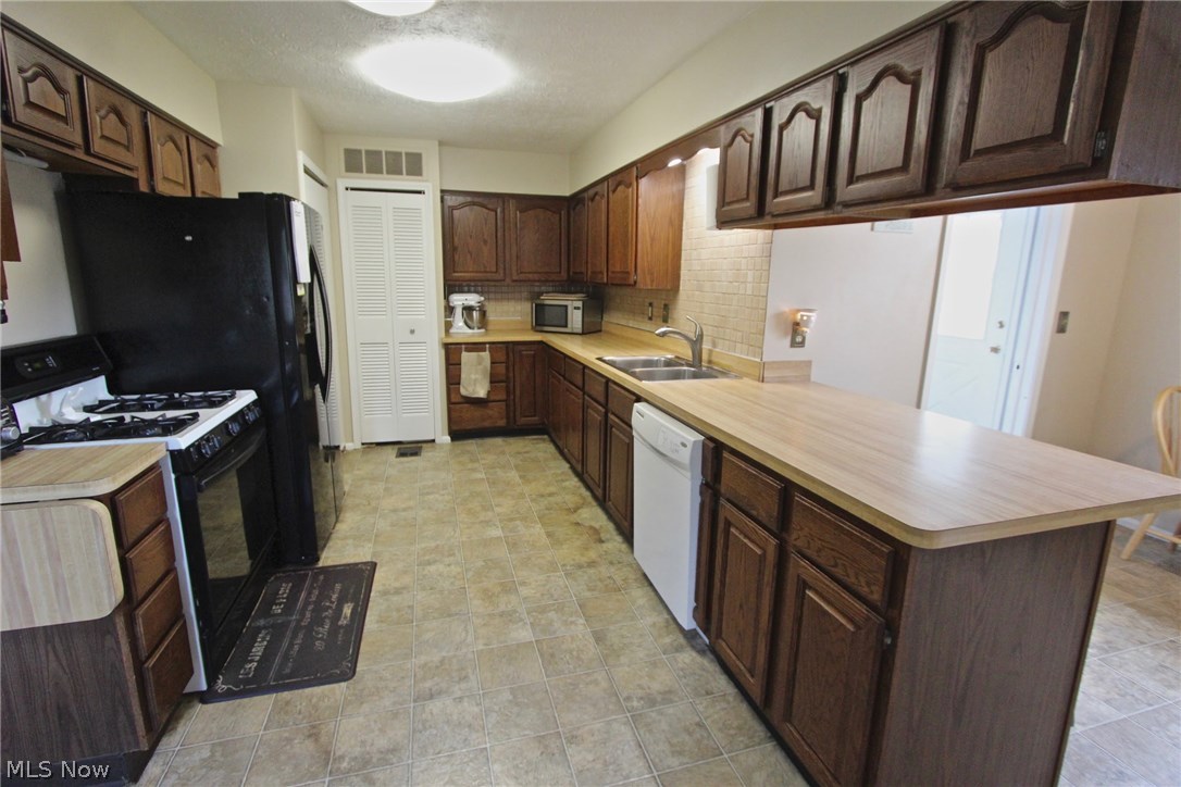 10022 Bell Road Newbury, OH 44065 - Photo 8 of 29 Main house kitchen