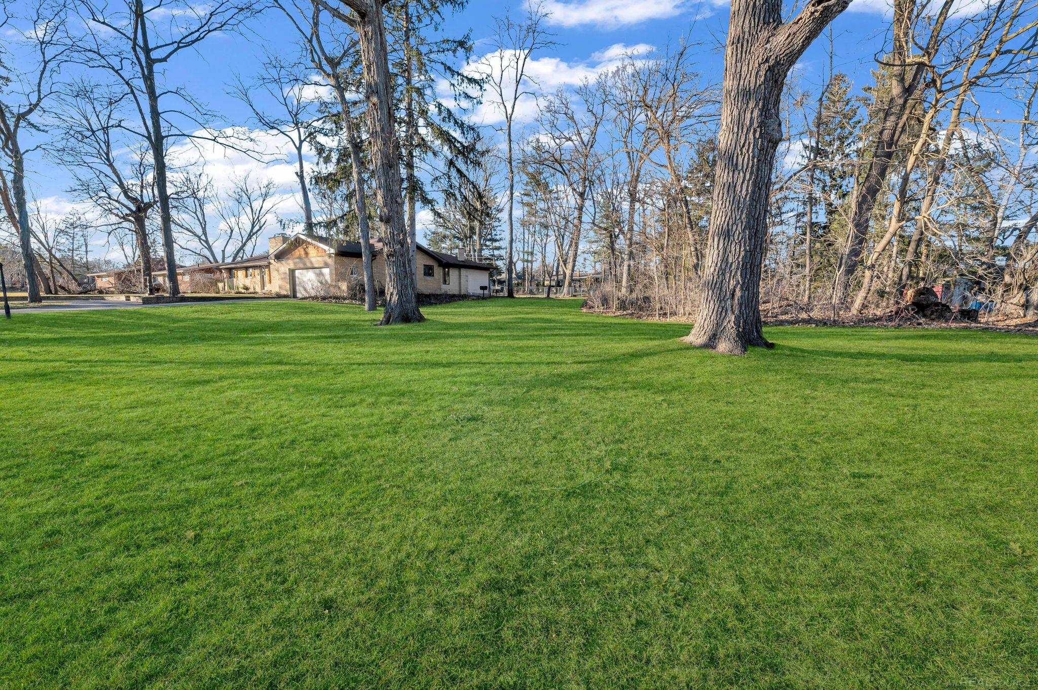 220 Stark Road Rochester, MI 48307 - Photo 4 of 51 50133571-aa573dd5-7f72-4f2f-b179-59c0066bfa4e.JPG