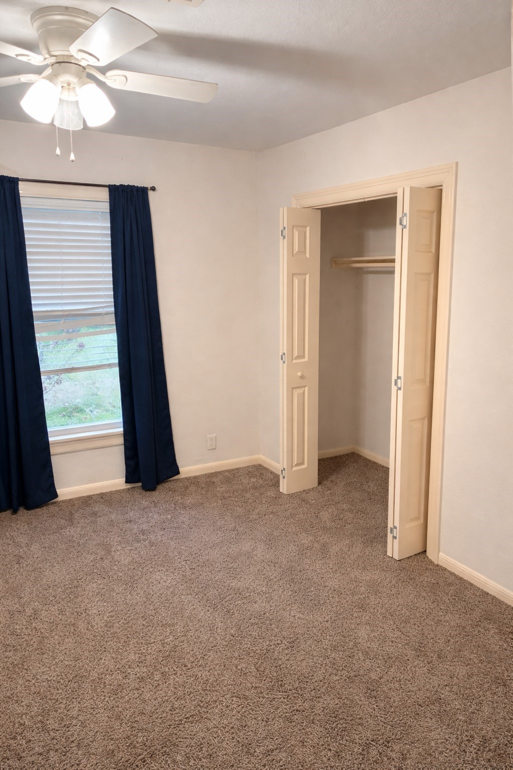 102 Magnolia Street Lake Jackson, TX 77566 - Photo 6 of 8 an empty room with windows and closet