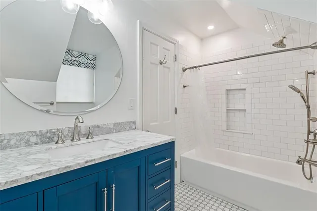 a view of a house with backyard and garden