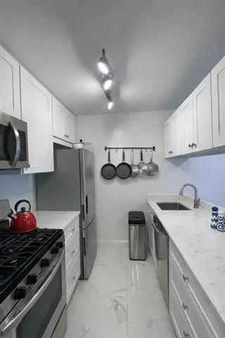 $4,325 | 200 Rector Place, Unit 4X | Battery Park City