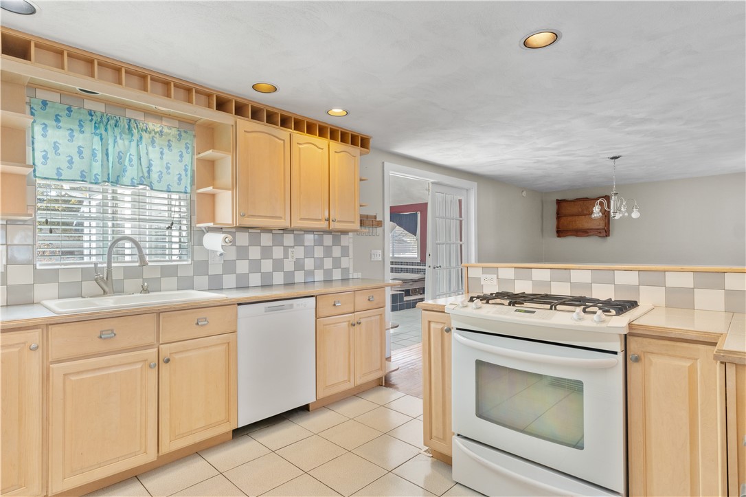 61 Kerri Lyn Road Warwick, RI 02889 - Photo 3 of 39