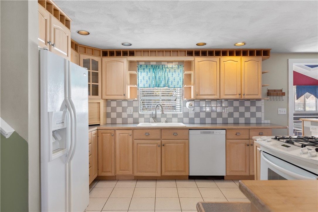 61 Kerri Lyn Road Warwick, RI 02889 - Photo 4 of 39