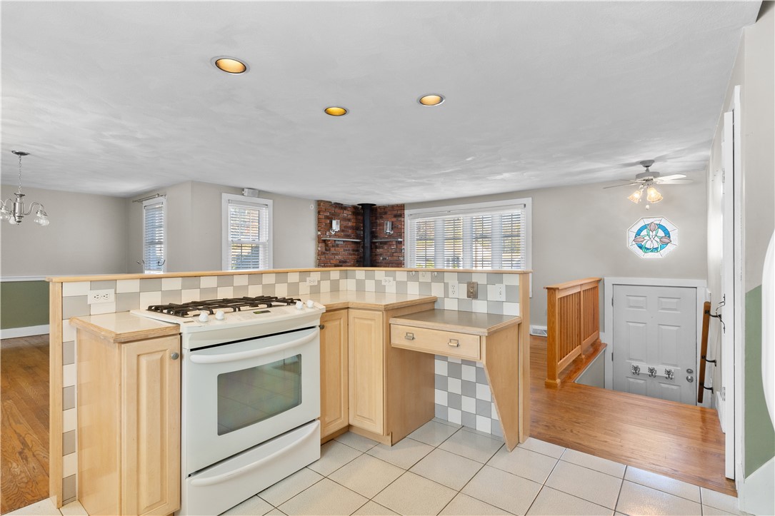 61 Kerri Lyn Road Warwick, RI 02889 - Photo 5 of 39