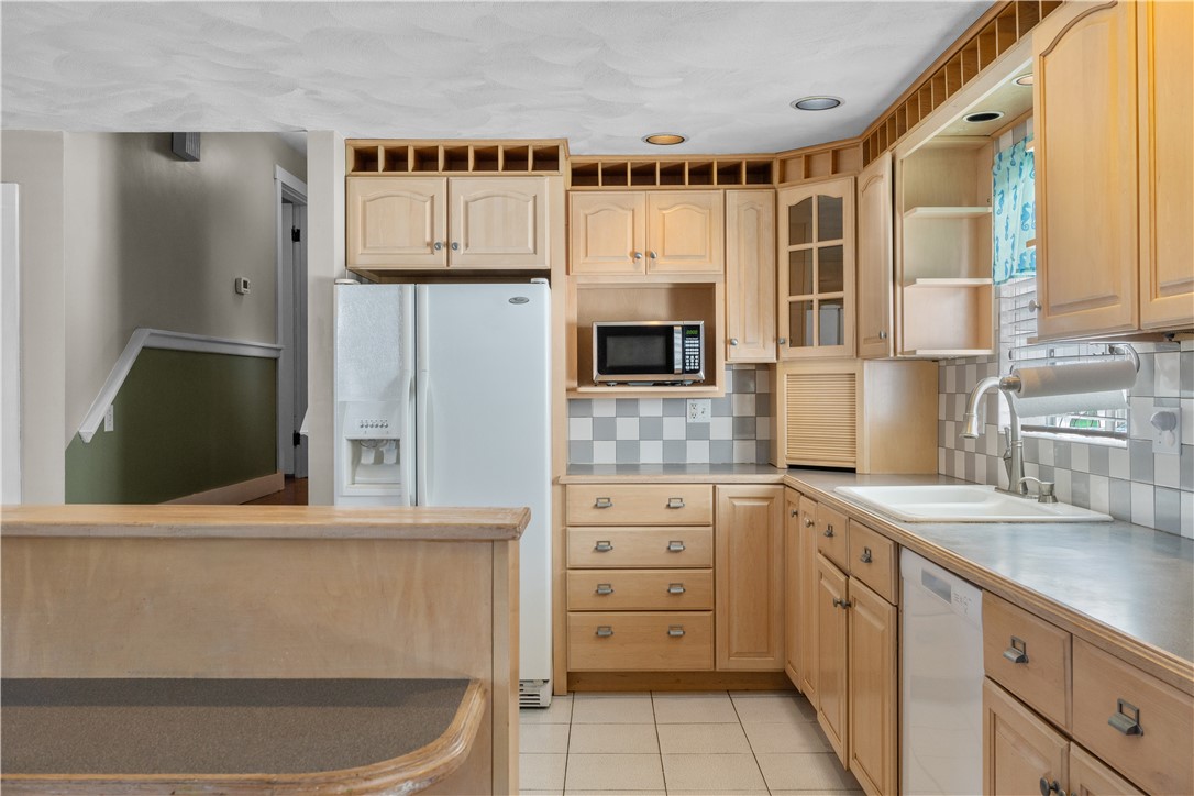61 Kerri Lyn Road Warwick, RI 02889 - Photo 7 of 39