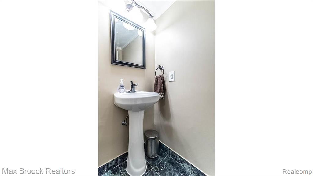 40014 Crosswinds Road Novi, MI 48375 - Photo 16 of 39