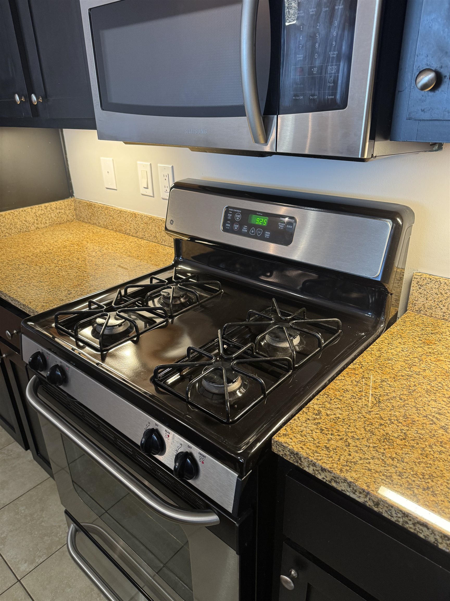648 Riverside Drive, Unit 309 Memphis, TN 38103 - Photo 16 of 30 a stove top oven sitting inside of a kitchen