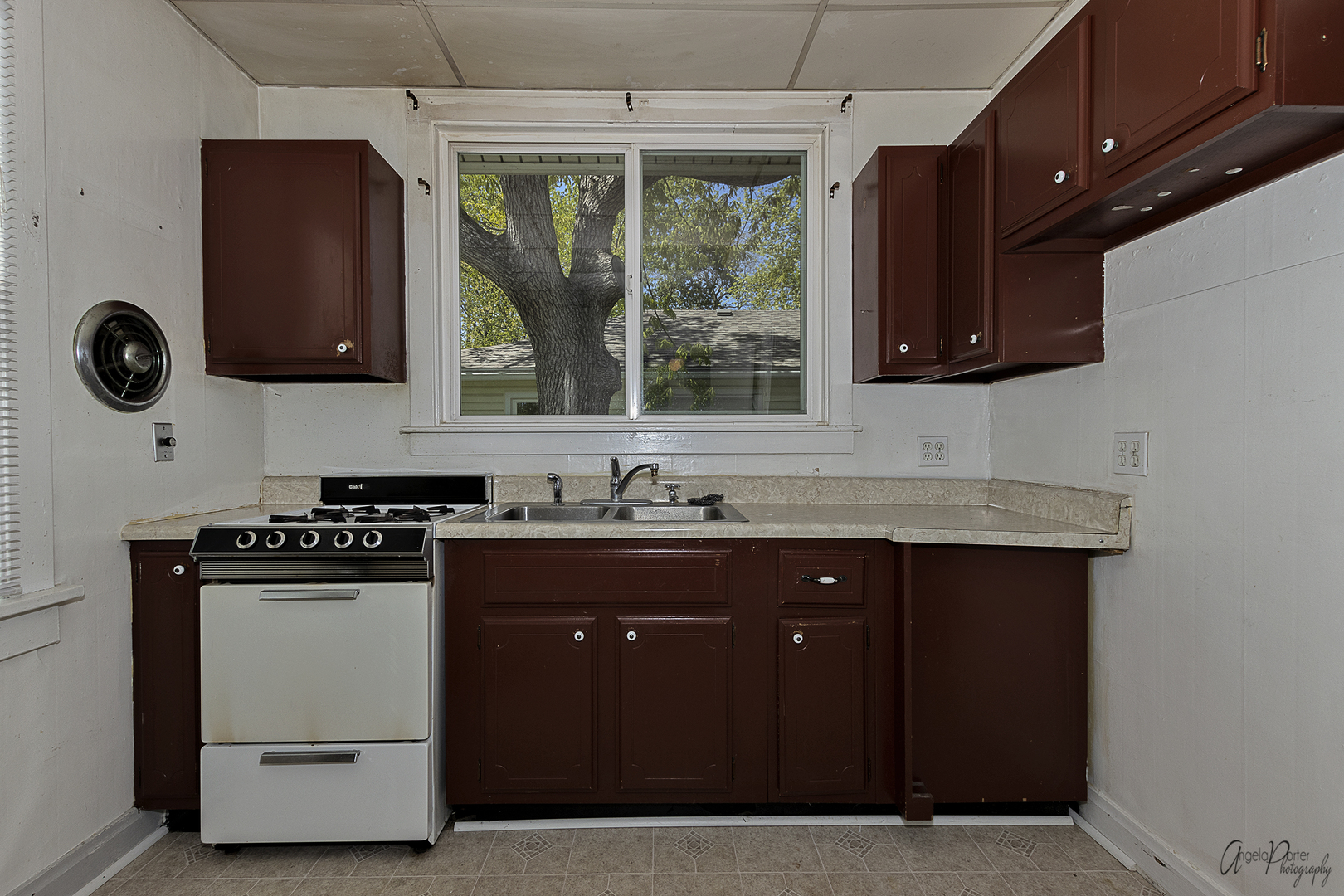 35674 North Wilson Road Ingleside, IL 60041 - Photo 13 of 18 a kitchen with a sink and a stove