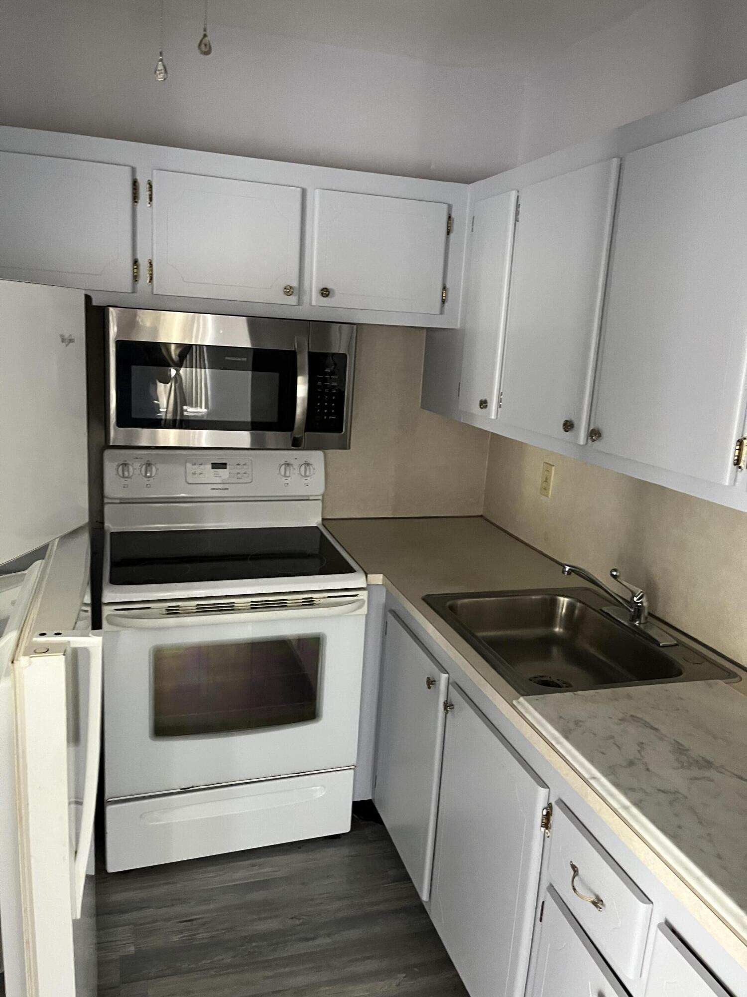 89 Easthampton D West Palm Beach, FL 33417 - Photo 3 of 15 1259F0B7-AACD-40AD-BD0E-5280688E89D3