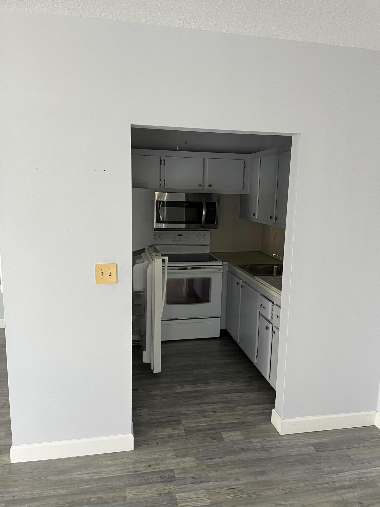 89 Easthampton D West Palm Beach, FL 33417 - Photo 10 of 15 4D2508EC-A723-4D2F-B076-057554220913