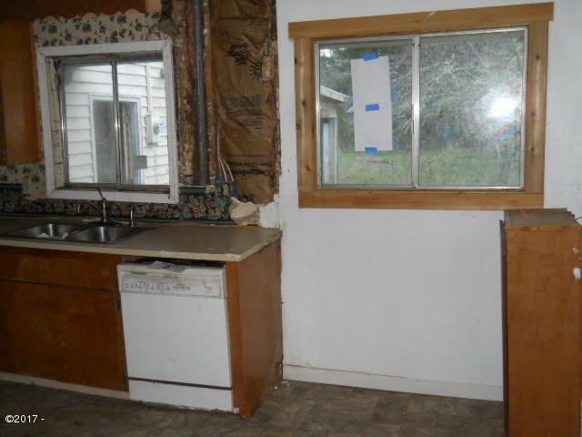 459 Southeast Gibson Road Waldport, OR 97394 - Photo 9 of 22 Kitchen