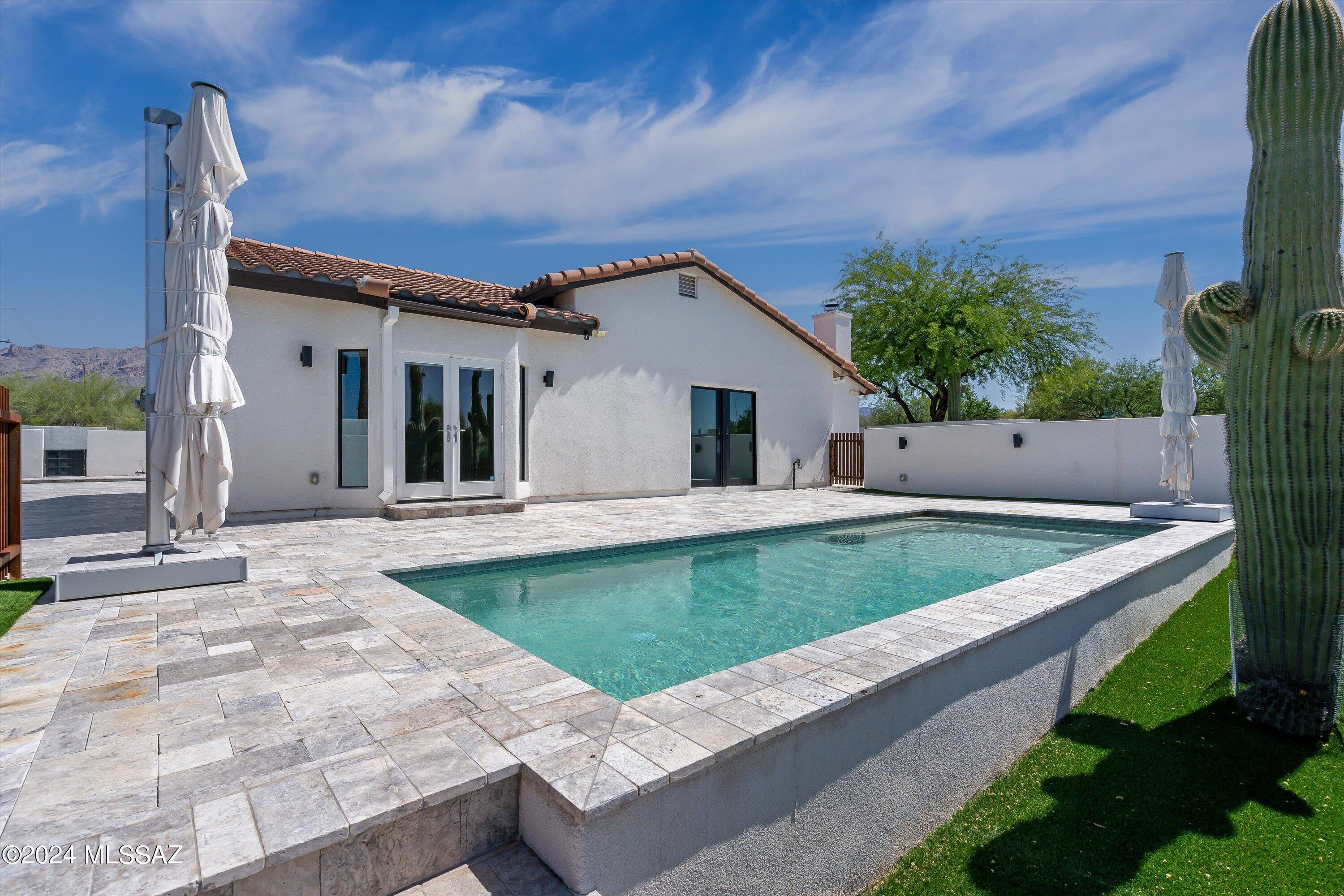 This swim jet feature is designed to swim against the current. Two large umbrellas shade the space.