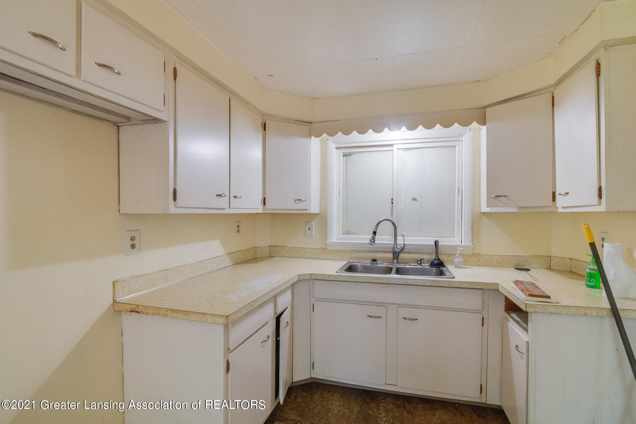 2116 Ives Road Leslie, MI 49251 - Photo 10 of 39 2116_Ives_CASSIE-35