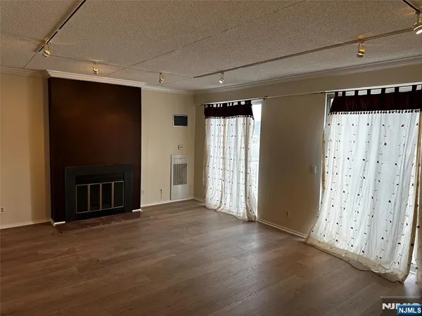 $3,100 | 1077 River, Unit PH6, Edgewater, NJ 07020