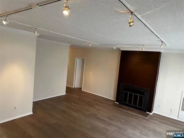 $3,100 | 1077 River, Unit PH6, Edgewater, NJ 07020