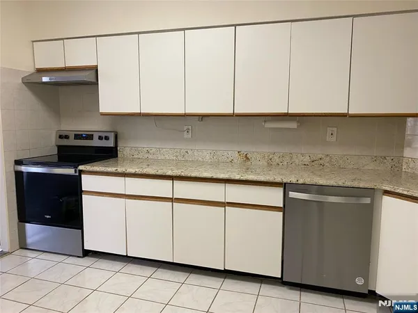 $3,100 | 1077 River, Unit PH6, Edgewater, NJ 07020