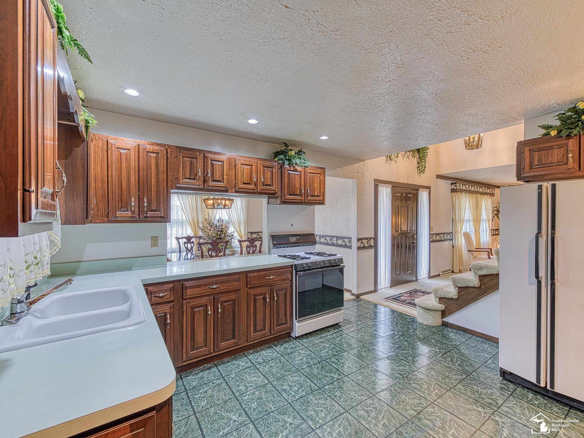 12193 South Custer Road Dundee, MI 48131 - Photo 4 of 46