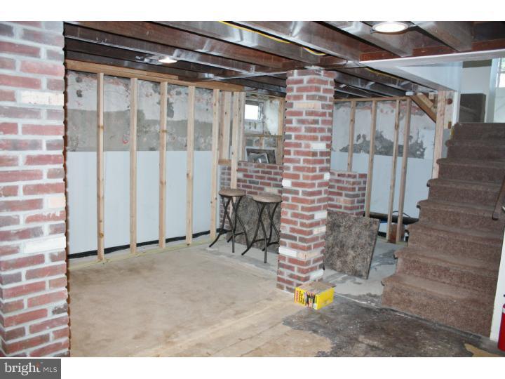 2425 Dutton Mill Road Aston, PA 19014 - Photo 11 of 14 Wet Bar
