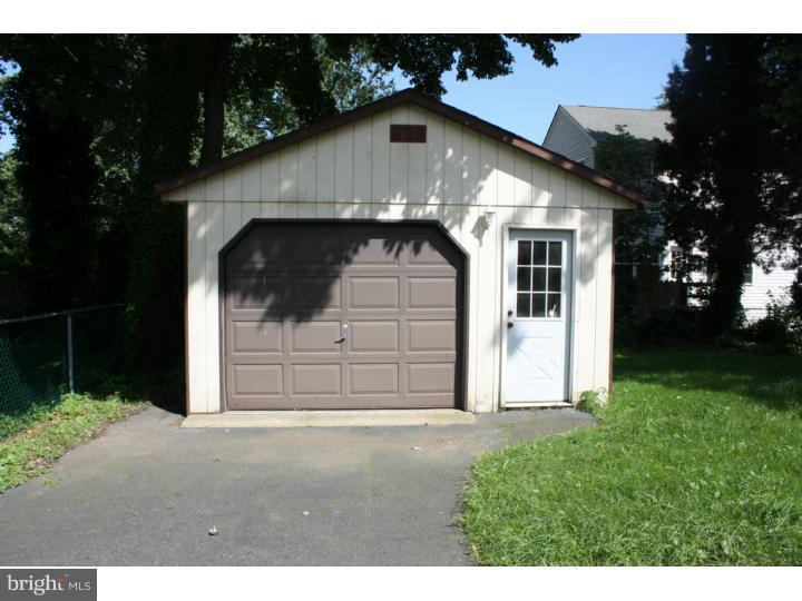 2425 Dutton Mill Road Aston, PA 19014 - Photo 12 of 14 Garage