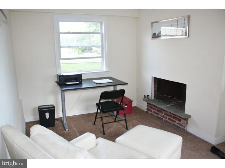 2425 Dutton Mill Road Aston, PA 19014 - Photo 7 of 14 Family Room
