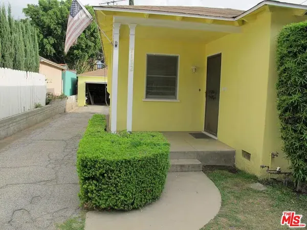 a view of a back yard of the house