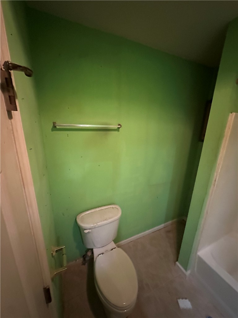 138 Cloverdale Road Seneca, SC 29678 - Photo 15 of 27 A compact bath space features vibrant green walls, offering a distinct and intimate setting.