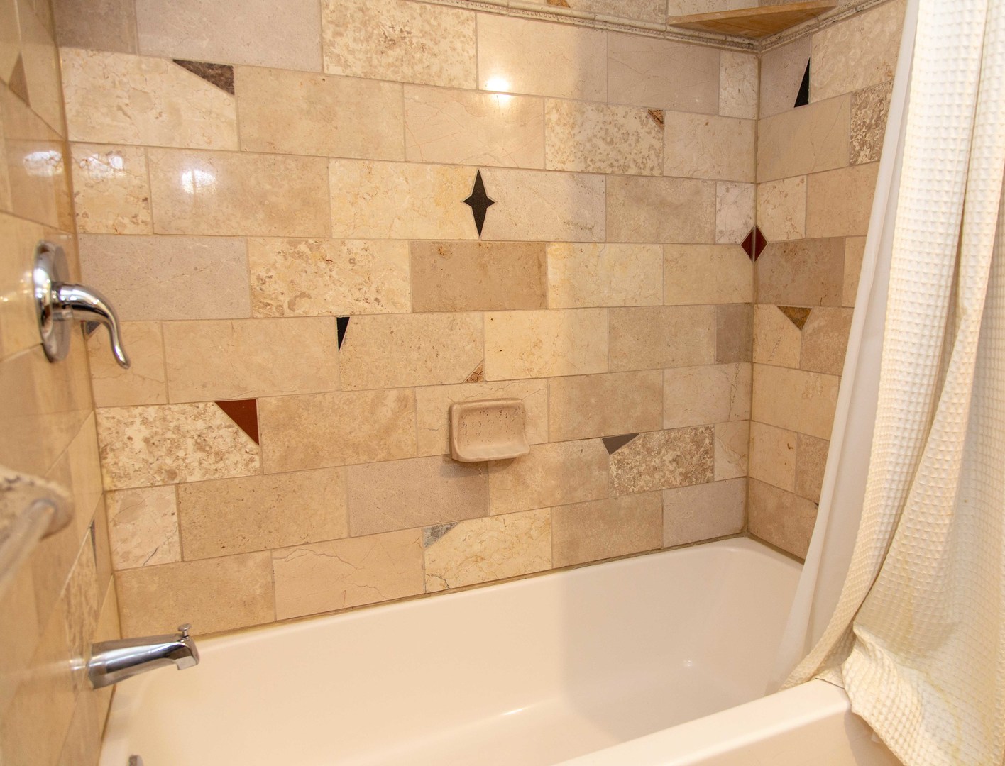 1607 Simpson Street, Unit 2E Evanston, IL 60201 - Photo 11 of 21 a bathroom with a bathtub