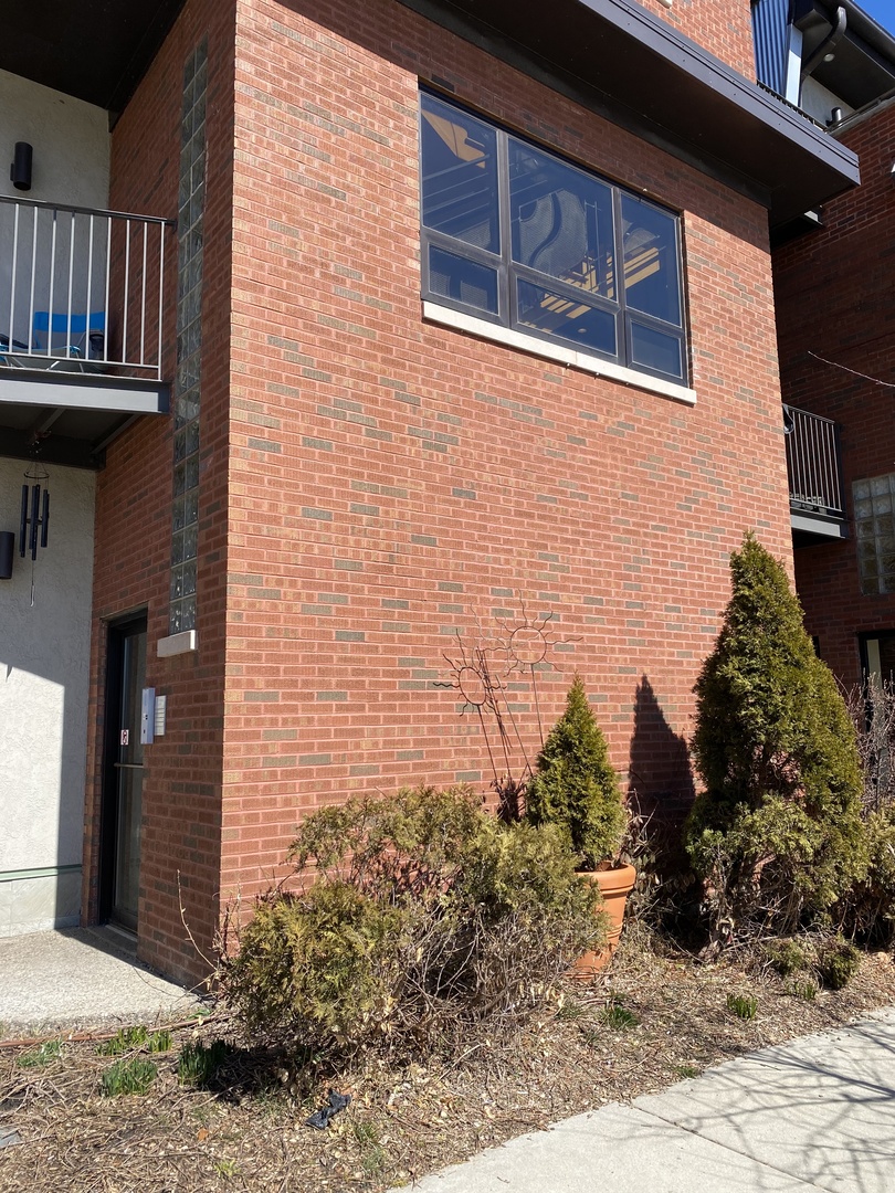 1607 Simpson Street, Unit 2E Evanston, IL 60201 - Photo 2 of 21 a backyard of a house with lots of green space
