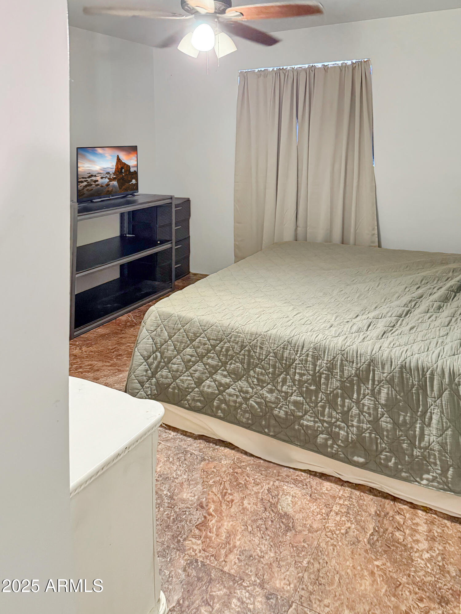 310-312 4th Street Winkelman, AZ 85192 - Photo 6 of 13 a bedroom with a bed and a dresser