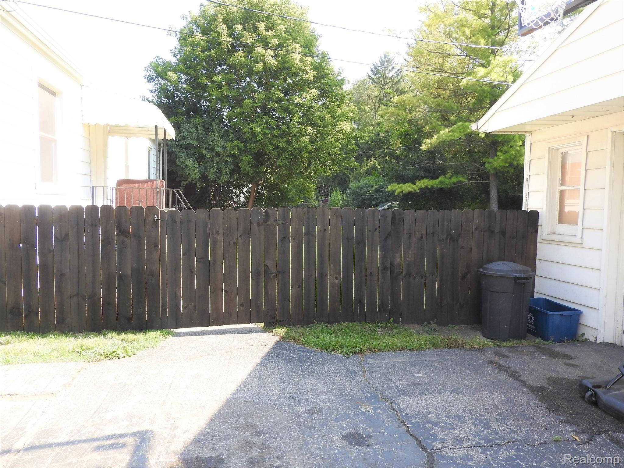 3017 Miller Road Flint, MI 48503 - Photo 4 of 20 Fenced in back yard