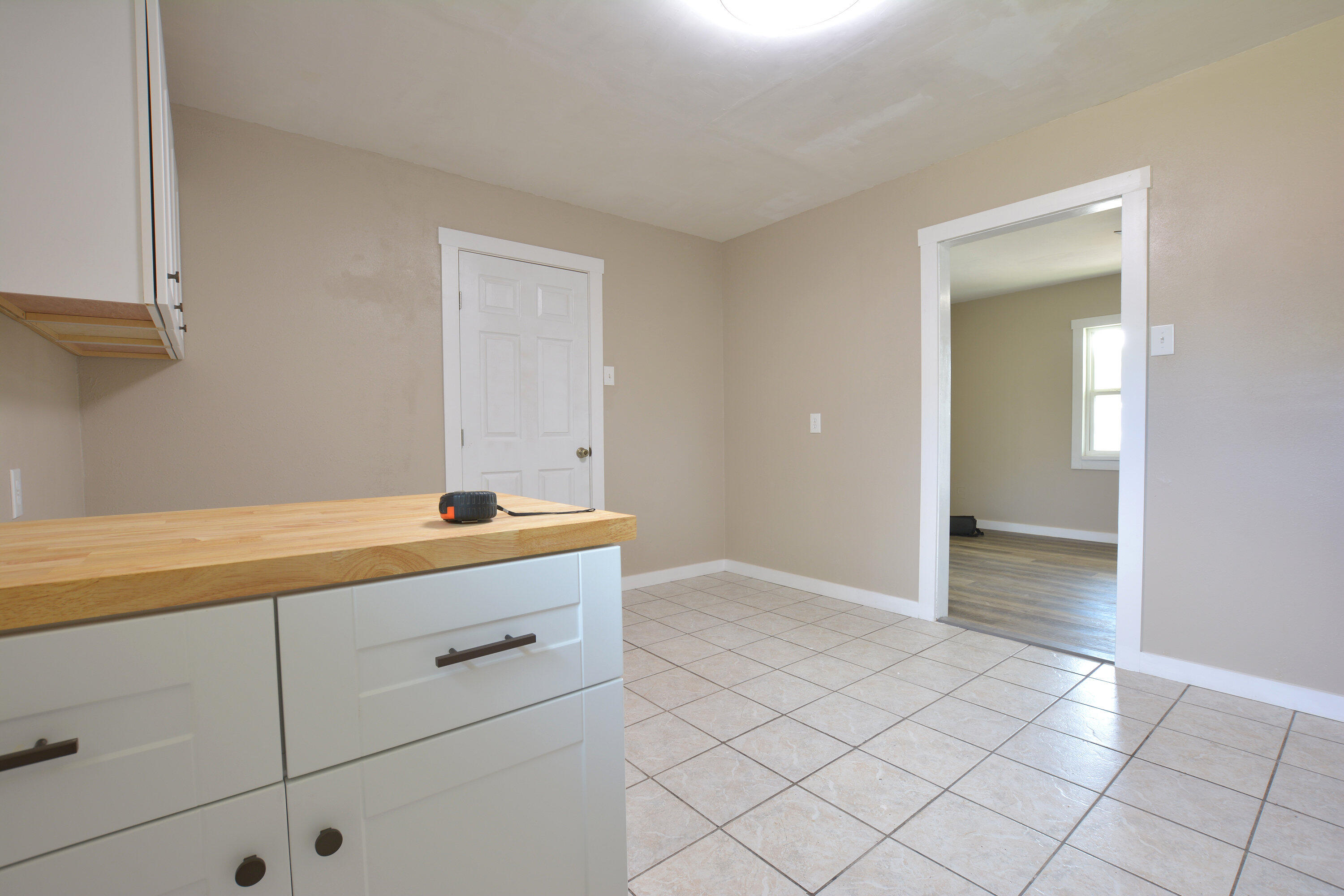 4608 Detroit Avenue Lubbock, TX 79413 - Photo 12 of 20 a room with a dresser and mirror
