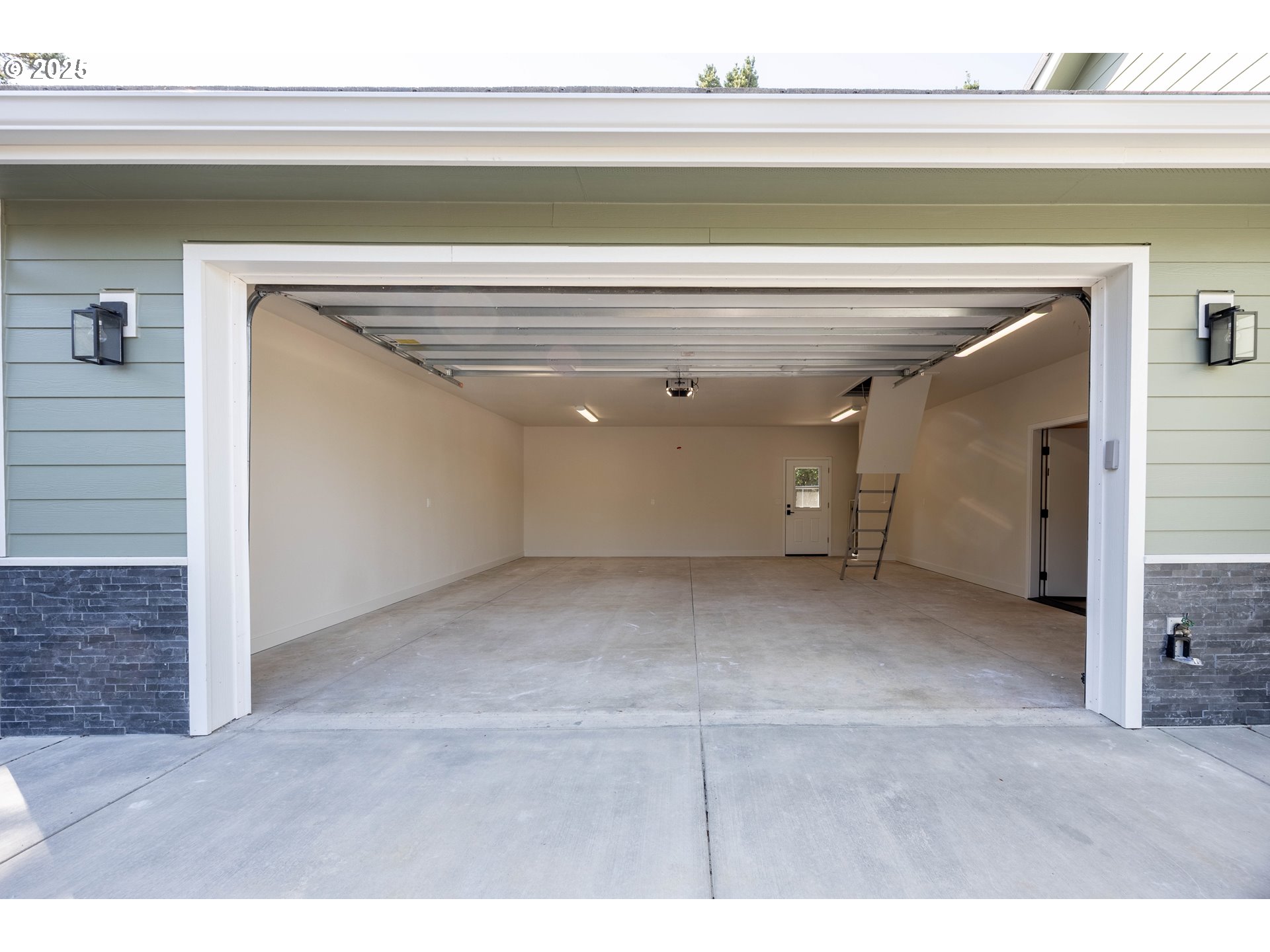 1 Bonnett Way Florence, OR 97439 - Photo 25 of 33 a view of a hallway
