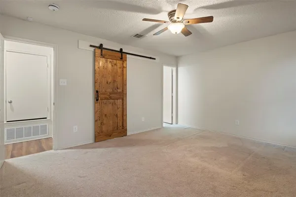 a view of a livingroom with a ceiling fan window and closet