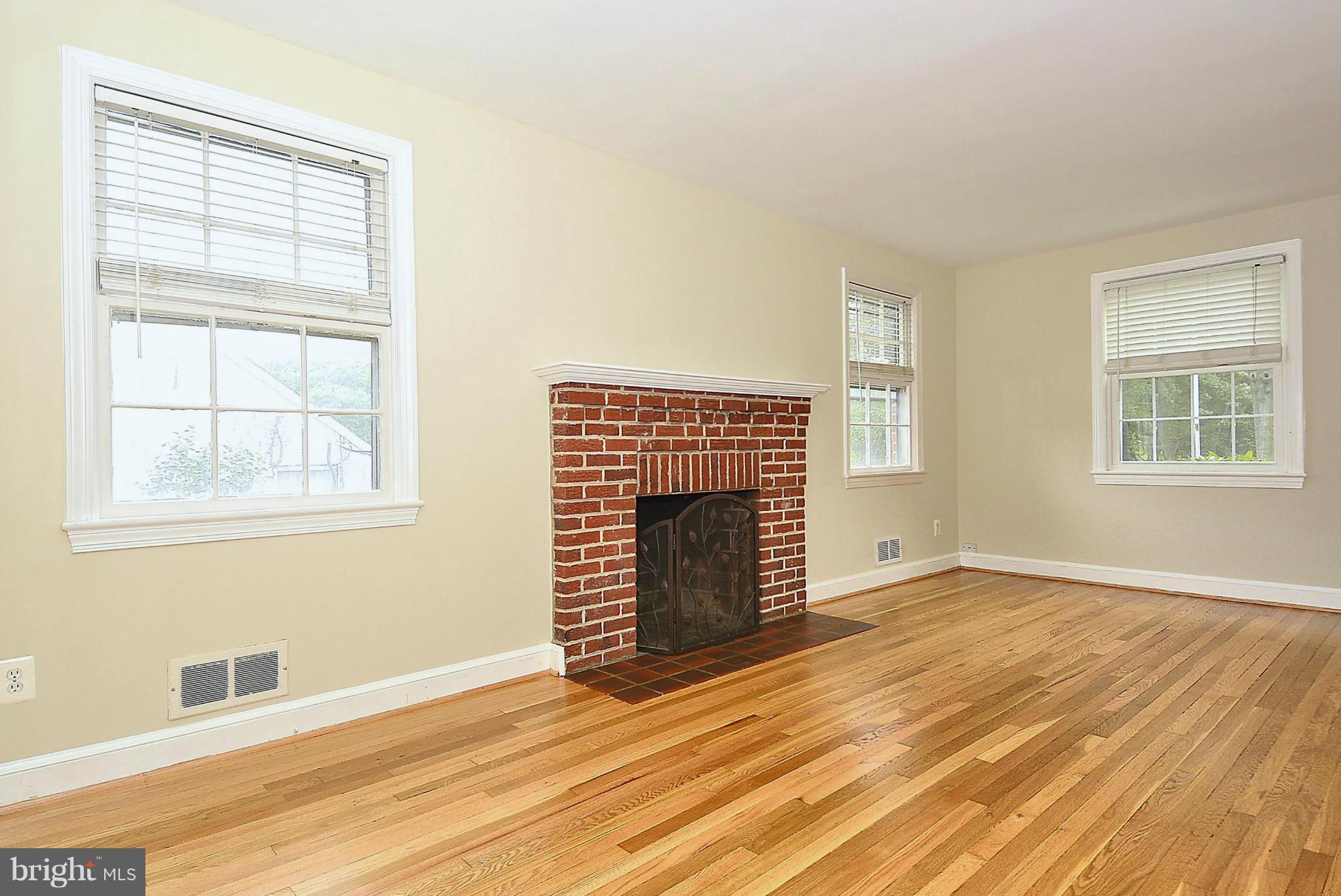 9405 Seminole Street Silver Spring, MD 20901 - Photo 4 of 25 living room
