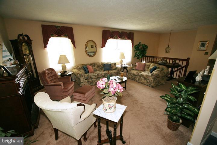 610 Rivershore Court Edgewood, MD 21040 - Photo 9 of 22 Living Rooml