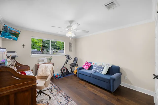 a view of backyard with a garden