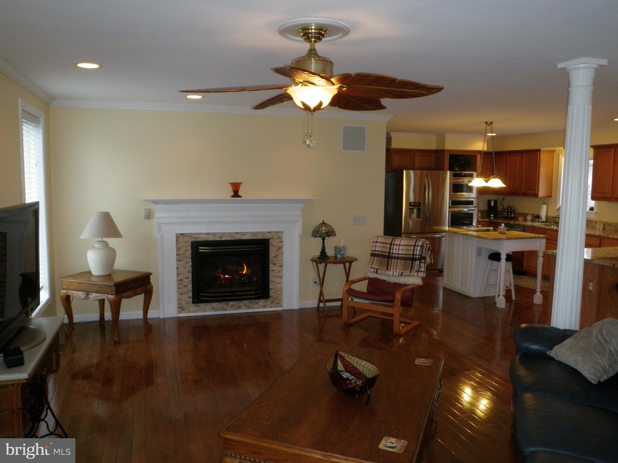236 Twin Beach Road Pasadena, MD 21122 - Photo 2 of 30 Family Room