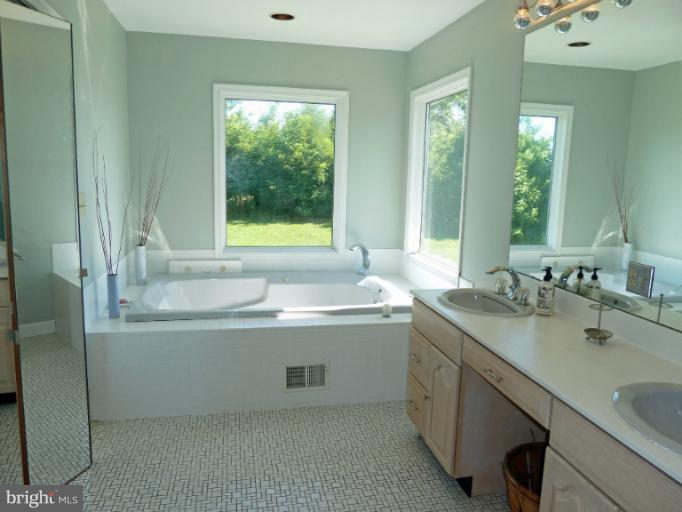 5023 Rippling Road Cambridge, MD 21613 - Photo 7 of 30 Bath (Master)