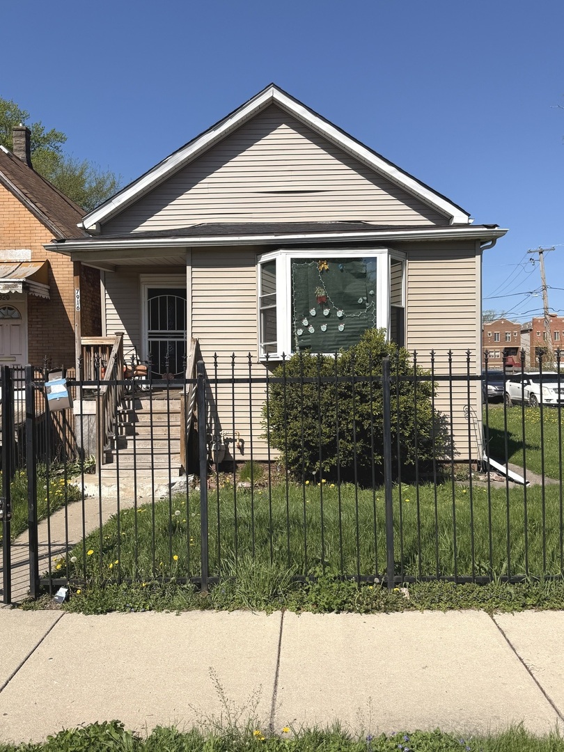 a view of a house with backyard and plants