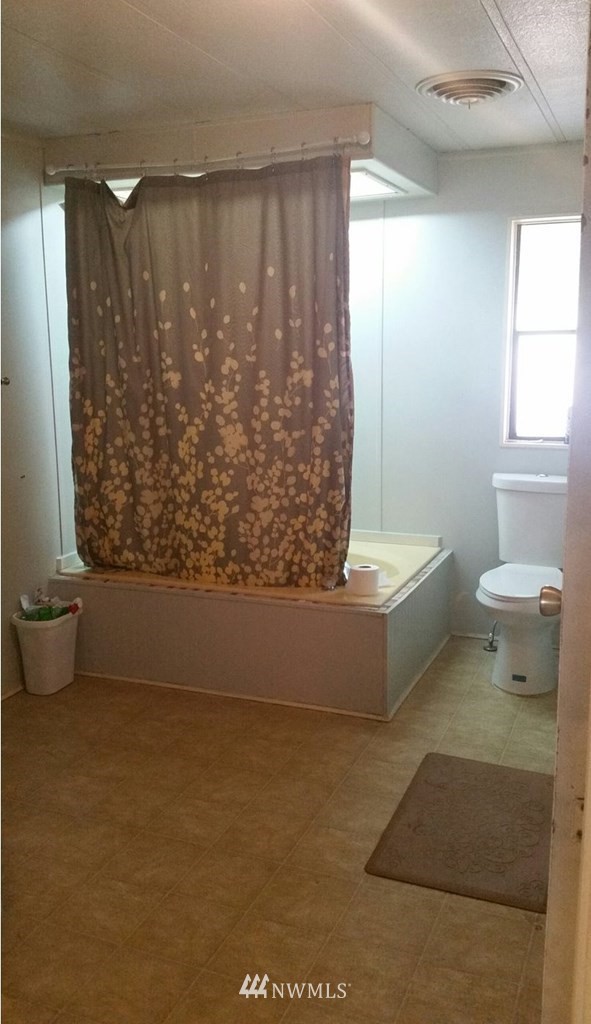 84564 Ringer Road Milton Freewater, OR 97862 - Photo 11 of 19 a bathroom with a bathtub and shower