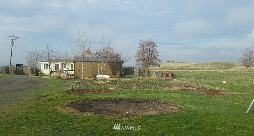84564 Ringer Road Milton Freewater, OR 97862 - Photo 3 of 19 a front view of a house with a yard