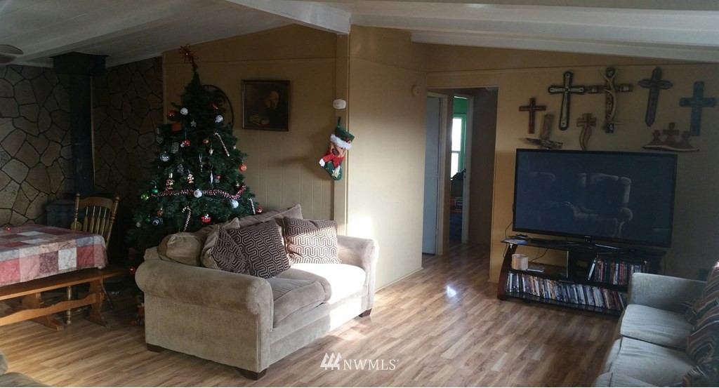 84564 Ringer Road Milton Freewater, OR 97862 - Photo 6 of 19 a living room with furniture and a potted plant