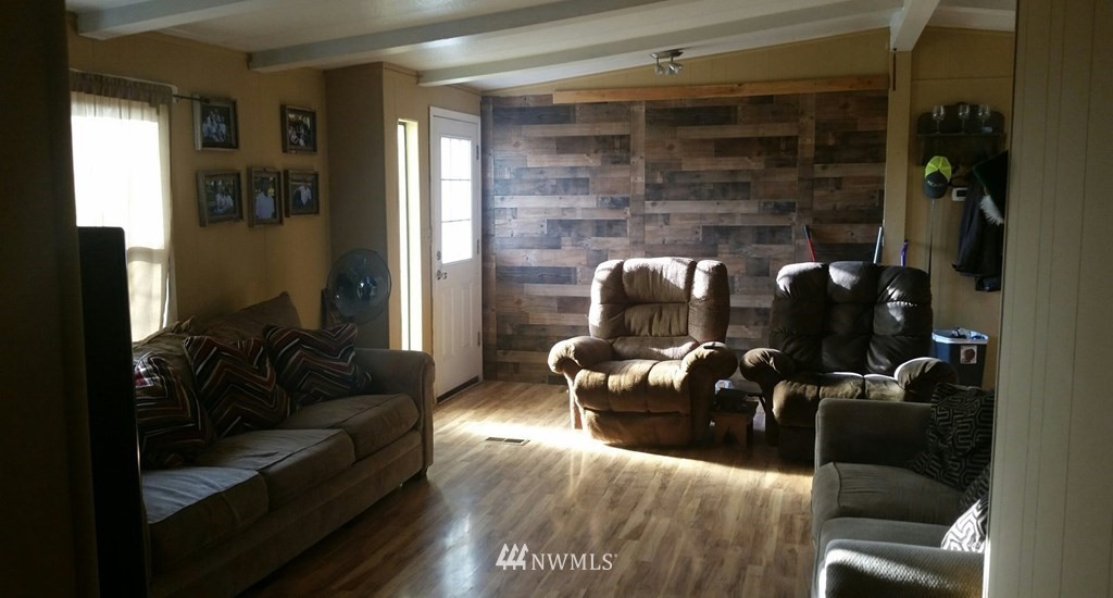 84564 Ringer Road Milton Freewater, OR 97862 - Photo 8 of 19 a living room with furniture