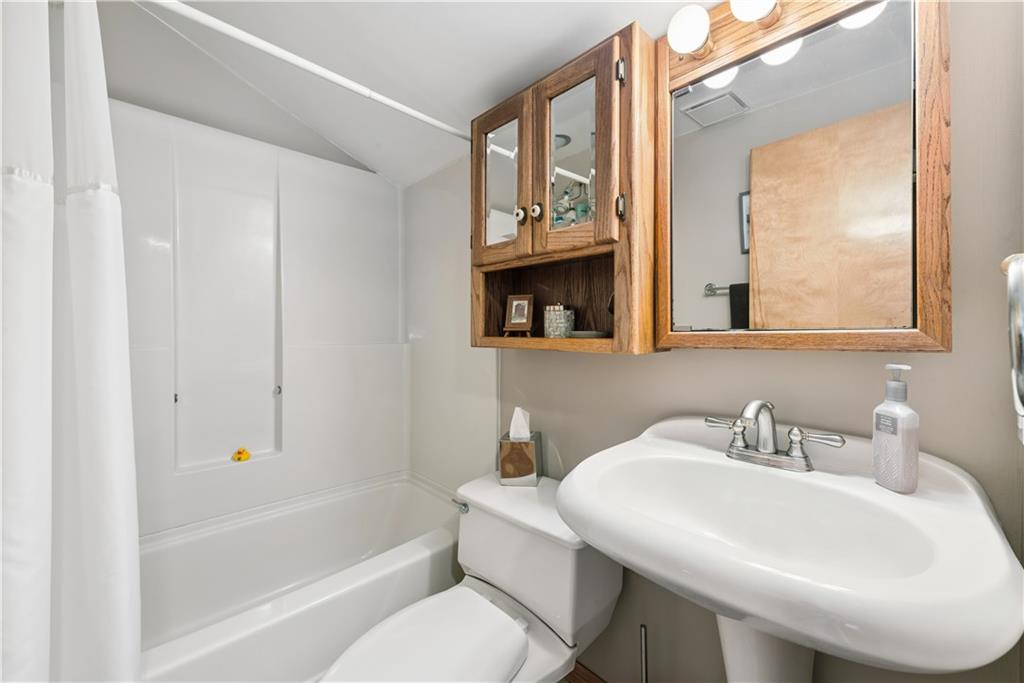945 Roland Road Pittsburgh, PA 15221 - Photo 24 of 35